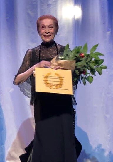 Photo de Bérengère Dautun avec le Prix de la meilleure comédienne du OFF d’Avignon 2021